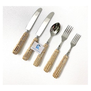 Ensemble de couverts en acier inoxydable avec manche en bambou naturel, finition miroir haute brillance, design nordique durable, pour la mise en place de la table - Product Image 1