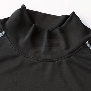 Camiseta de compresión de secado rápido avanzada para entrenamiento de fútbol, tela que garantiza flexibilidad y control del sudor durante todo el día. - Product Image 6