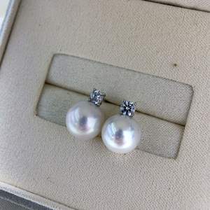 Pendientes Redondos Clásicos y Sencillos Estilo Daifei, Perlas de Agua Dulce Naturales de Zhuji de 9-10 mm, Plata 925 con Luz Brillante, Clásicos y Sencillos - Product Image 4