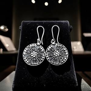 Pendientes de Plata de Ley 925 con Disco Floral Oxidado para Mujer – Joyería Colgante Boho Hecha a Mano - Product Image 2