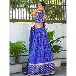 Lehenga Choli en organza imprimé de fleurs bleu royal pour mariage - Product Image 6