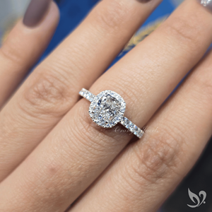 Bague de fiançailles en or blanc 10K avec halo de diamants de laboratoire taille coussin allongée 1 carat, certifiée IGI, et pavé de diamants - Product Image 5