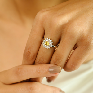 Bague de fiançailles artisanale en or blanc 14 carats véritable avec saphir jaune rond taillé de 4 mm et double grappe de diamants, vente en gros - Product Image 4