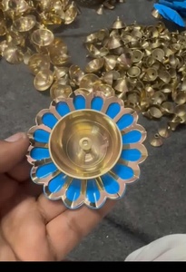 Lampe à huile traditionnelle en laiton pour mariage et Diwali, avec motif floral, pour les cérémonies religieuses et la décoration de Pooja, artisanat - Product Image 5