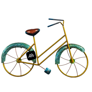 Sculpture artistique de vélo en laiton plaqué or pour décoration intérieure avec garde-boue à motifs verts et siège rouge - Product Image 1