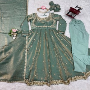 Ensemble de robe de soirée en soie VASTRA COTTAGE avec broderie de sequins, micro-pantalon et dupatta, design avant et arrière, élégant ensemble de robe de soirée - Product Image 4