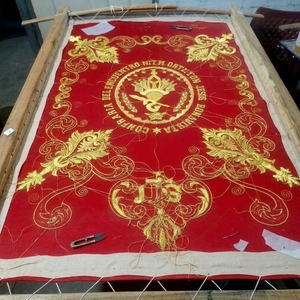 Estandarte procesional de iglesia bordado a mano con hilo de oro |   Estándar Personalizado de Confraternidad Religiosa para Desfiles y Decoración de Altares - Product Image 5