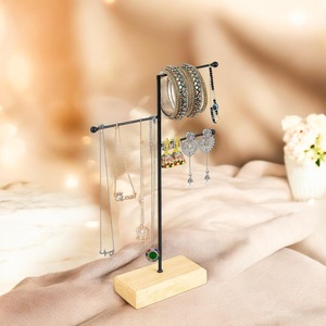 Elegante Exhibidor de Joyería de Dos Niveles con Barras Horizontales, Soporte para Collares y Pendientes, Base Estable, Organizador Compacto y Elegante para Tocador - Product Image 4
