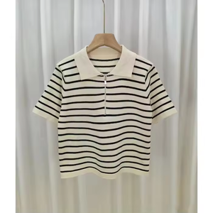 Haut d'été décontracté à manches courtes pour femme, en jersey rayé avec fermeture éclair au col, coupe classique - Product Image 2