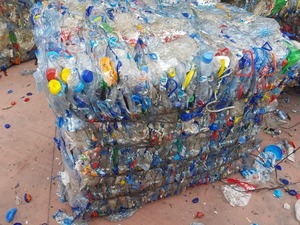 Déchets de bouteilles en PET, matière plastique recyclée transparente, adaptée au recyclage industriel et aux produits plastiques - Product Image 4