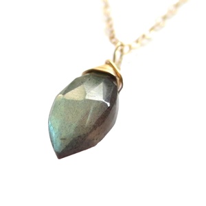 Colgantes y Dijes de Oro con Piedra Labradorita Vintage para Niños, Pequeños, Delicados y Finos, con Corte Marquesa - Product Image 1