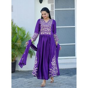 Designer brodé Chinon robe de bal avec travail brodé de séquence - Product Image 4