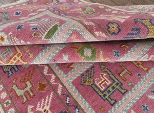 พรมขนสัตว์สีชมพูถักมือ เป็นมิตรกับสิ่งแวดล้อม เป็นมิตรกับสัตว์เลี้ยง ลายดอกไม้ ขอบพู่ ป้องกันการลื่น ซักได้ เหมาะสำหรับห้องนั่งเล่นและห้องนอน - Product Image 2