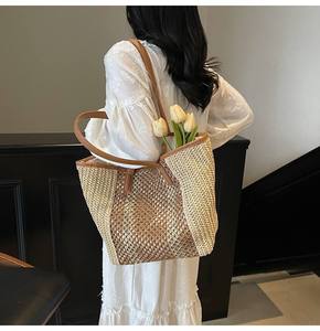 Añade un toque de encanto atemporal a tus aventuras con este bolso de hilo natural hecho a mano, que presenta una estética tejida rica y elaborada. - Product Image 2