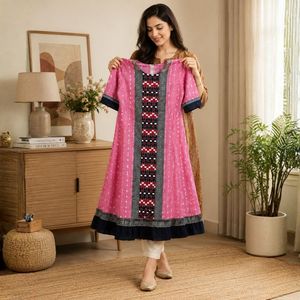 Kurta Ikkat Arts en Tejido Tribal Rosa Pálido – Kurta Étnica Inspirada en el Tejido a Mano en Rosa y Gris Carbón - Product Image 5