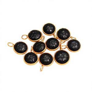 Pendentif en argent sterling 925 plaqué or vermeil avec charme fleur sculptée en onyx noir naturel, pierre précieuse onyx noir, bijou cristal de guérison - Product Image 1