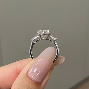 Anillo de Compromiso con Tres Diamantes Cultivados en Laboratorio de Corte Ovalado de 4 Quilates, Anillo con Diamante Ovalado, Piedras Laterales en Forma de Baguette, Certificado IGI - Product Image 5