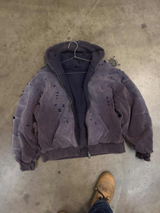 Sudadera con capucha unisex personalizada Nesta Sports, estilo cropped, de felpa francesa, con doble cremallera, diseño vintage con efecto desgastado. - Product Image 3