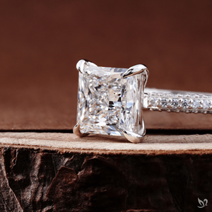 Anillo de compromiso de oro blanco de 10K con diamante de laboratorio de corte princesa de 3 quilates, banda triple pavé y diseño llamativo. - Product Image 3
