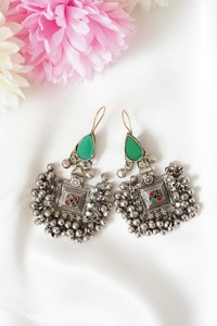 Pendientes de Moneda Tribal Afgana Kuchi Vintage, Hechos a Mano en Tono Plateado con Patrones Tradicionales en Relieve - Product Image 4