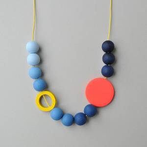 Collier en résine géométrique avec perles et accents bleus, rouges et jaunes, bijou tendance unisexe, cadeau - Product Image 2