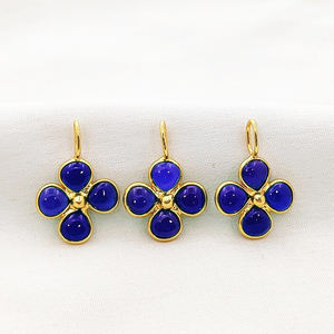 Pendentif en quartz saphir en forme de trèfle, 5 mm, avec serti lisse, fait main, breloque en quartz saphir 7x5 mm, breloques trèfle plaquées or avec anneau - Product Image 1