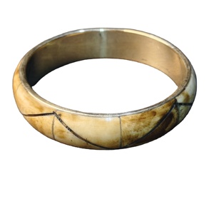 Bracelet en os sculpté à la main avec doublure intérieure en laiton – Motif chevron ethnique – Artisanat durable - Product Image 1