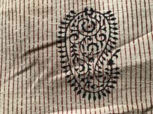 ผ้าฝ้ายพิมพ์ลายด้วยมือ ลายเส้นสีแดงพื้นดำ ลายดอกไม้เพสลีย์สีดำ |   ตลาดขายส่งเจียปุร์ - Product Image 4