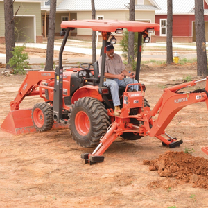 Tracteur compact Kubota avec chargeur arrière, moteur diesel 4x4 pour travaux agricoles, aménagement paysager et terrassement - Product Image 6