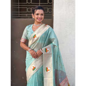 Sari de Tul Azul Cielo con Estampado Floral Bohemio Teñido con Hilo de Seda Paithani para Bodas de Elite Weaves 450g - Product Image 5