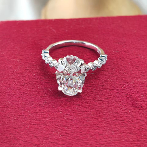 Anillo de diamante de corte ovalado en oro blanco, un impresionante símbolo de elegancia con brillo radiante y un encanto irresistible. - Product Image 1