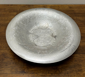 Plateau de service rond en aluminium gaufré style vintage, motif panier de fleurs, plat décoratif en métal pour la décoration intérieure (vente en gros) - Product Image 1