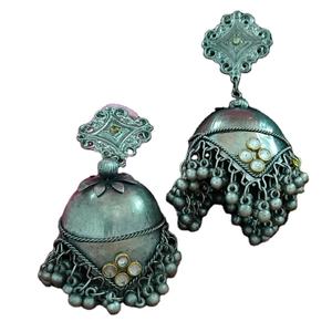 Jhumka oxydé La finition oxydée assombrie améliore la beauté du design en donnant des boucles d'oreilles riches et culturelles - Product Image 2