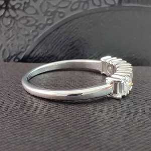 Anillo de media banda con detalles de moissanita redonda y talla baguette para mujer, plata 925 original, regalo de boda, propuesta de matrimonio, para ella. - Product Image 3