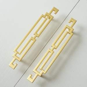 Poignées de porte d'armoire élégantes en laiton, finition dorée, poignées décoratives pour tiroirs de garde-robe, quincaillerie de meubles de luxe, intérieur moderne - Product Image 1