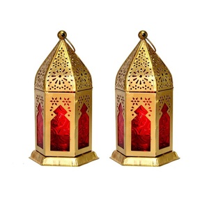Lanterne marocaine décorative en métal pour l'intérieur, idéale pour l'éclairage par des bougies, créant une ambiance intérieure chaleureuse et accueillante. - Product Image 6