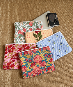Funda acolchada de algodón para portátil Dolly Enterprises de 13/14/15 pulgadas |   Cierre de cremallera |   Funda Acolchada con Estampado de Bloques |   Hecho a Mano - Product Image 1