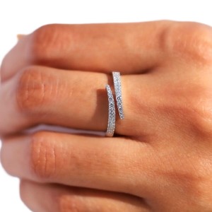 Bague ouverte ajustable empilable en or massif 10K 14K 18K certifiée IGI avec diamant de laboratoire rond et motif serpent pavé de griffes - Product Image 6