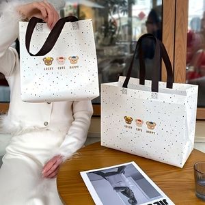 Sac de courses en non-tissé PP imprimé personnalisé avec motif de dessin animé, taille moyenne, avec poignée en sangle PP, pour usage quotidien - Product Image 2