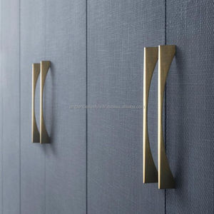 Exclusivo tirador metálico diseñado para proyectos de interiores de muebles, cajones y puertas de gabinetes personalizados. - Product Image 2