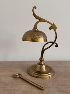 Campana de mesa decorativa de latón pulido para decoración del hogar y para llamar a invitados, con elegante forma redonda - Product Image 4