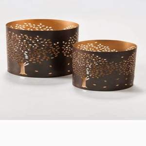 Portavelas decorativos de metal que realzan los interiores con un brillo discreto, iluminación cálida y estilo. - Product Image 6