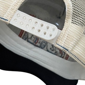 Casquette Trucker personnalisée à 5 panneaux avec dos en maille et fermeture Snapback, logo brodé, fabricant en gros - Product Image 5