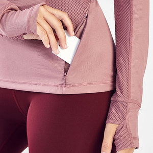 Haut court à capuche personnalisé pour femme, rose poudré, avec empiècements en maille sur les côtés, manches courtes, logo frontal et trous pour les pouces - Product Image 4