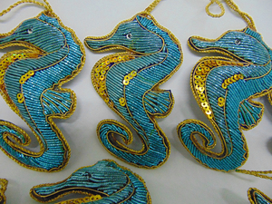 Adorno Navideño Colgante de Acrílico Hecho a Mano con Forma de Caballito de Mar Dorado, Adorno Decorativo de Alta Calidad para Árbol - Product Image 4