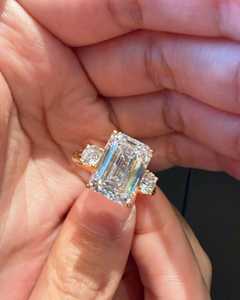 Anillo de Compromiso con Diamante Cultivado en Laboratorio, Corte Esmeralda de 3.5 CT, Oro Amarillo de 14K, Certificado IGI - Product Image 3