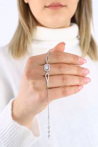 Bracelet artisanal en argent sterling et zircon, chaîne minimaliste avec pierres précieuses, bijou élégant et scintillant pour femme - Product Image 4