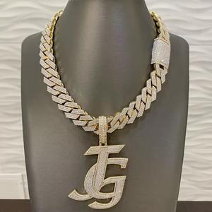 Colgante de Moissanita Natural Redonda Baguette de 3 Ct con Letra C Personalizada, Chapado en Oro de 14K, para Fiestas o como Amuleto - Product Image 3