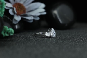 Anillo de Compromiso de Moissanita en Forma de Corazón a Precio de Fábrica, Anillo de Boda de Plata 925 con 3 Piedras y Baño de Rodio para Mujer - Product Image 3