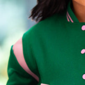 เสื้อแจ็คเก็ตวาร์ซิตี้สีเขียวชมพูแบบสั่งทำพิเศษ แขนยาว ติดกระดุมด้านหน้า สไตล์บอมเบอร์ สำหรับทีม คอปกและปลายแขนเสื้อแบบริบ  เสื้อผ้าลำลองแนวสปอร์ต เสื้อแจ็คเก็ตสำหรับใส่เป็นเสื้อนอก - Product Image 3